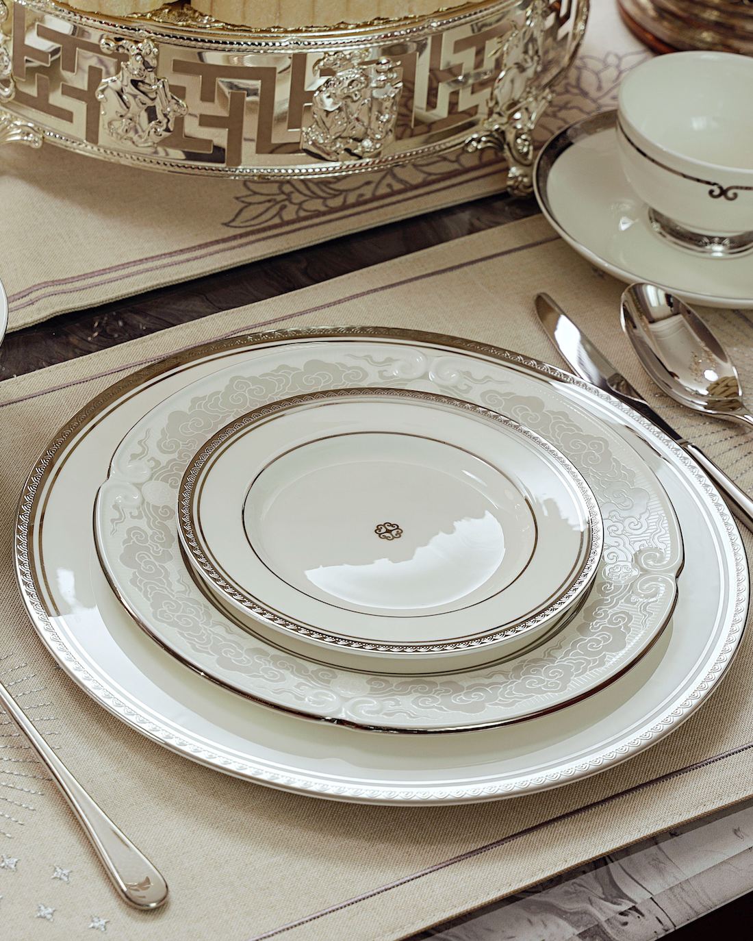 "SAV SHIM" Luxury Dinnerware Set of 4